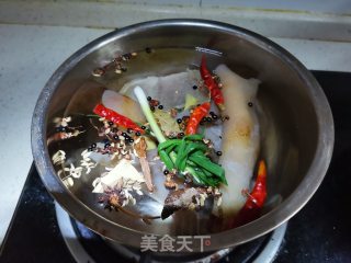 红辣椒香菜炒卤猪皮步骤4