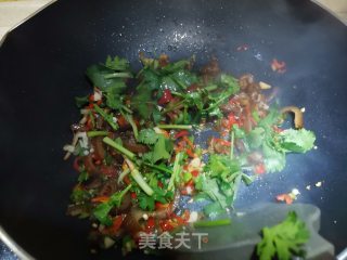 红辣椒香菜炒卤猪皮步骤9