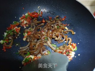 红辣椒香菜炒卤猪皮步骤8
