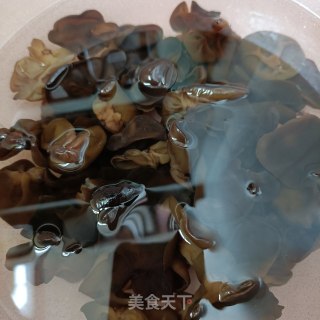 鸡肝木耳炒养心菜步骤3