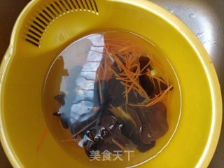 鸡肝木耳炒养心菜步骤6