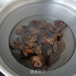 鸡肝木耳炒养心菜步骤5