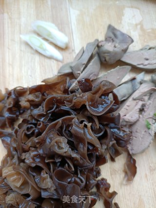 鸡肝木耳炒养心菜步骤9