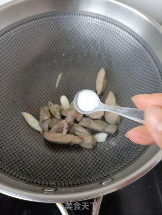 鸡肝木耳炒养心菜步骤12