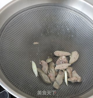 鸡肝木耳炒养心菜步骤11