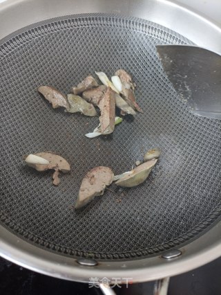 鸡肝木耳炒养心菜步骤13