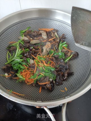 鸡肝木耳炒养心菜步骤16