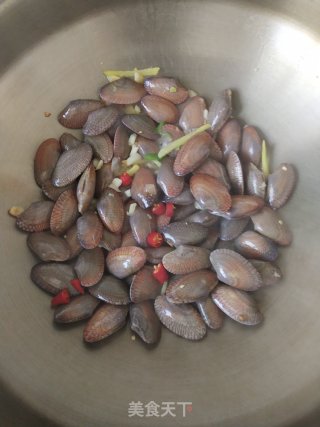 爆炒油蛤步骤4