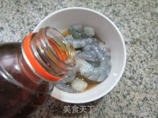 虾仁炒蒜薹步骤2