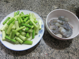 虾仁炒蒜薹步骤1