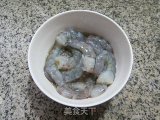 虾仁炒蒜薹步骤3