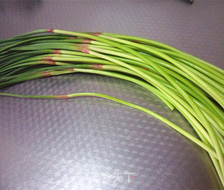 肉丝炒嫩蒜苔步骤1