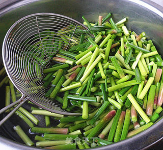 肉丝炒嫩蒜苔步骤2