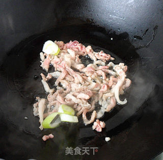 肉丝炒嫩蒜苔步骤3