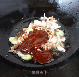 肉丝炒嫩蒜苔步骤4