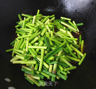 肉丝炒嫩蒜苔步骤6