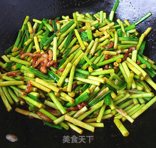 肉丝炒嫩蒜苔步骤7