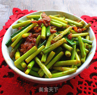 肉丝炒嫩蒜苔步骤8