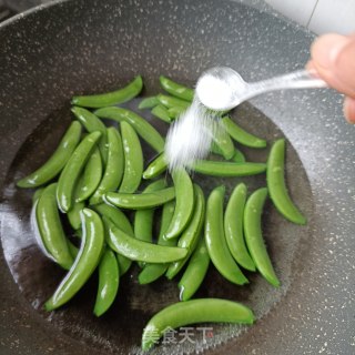 腊猪舌炒甜豆步骤4