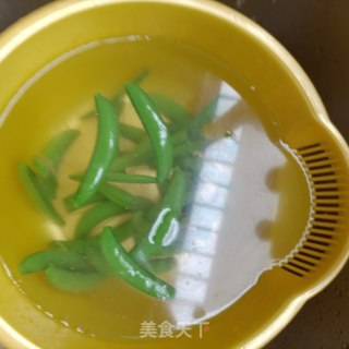 腊猪舌炒甜豆步骤6