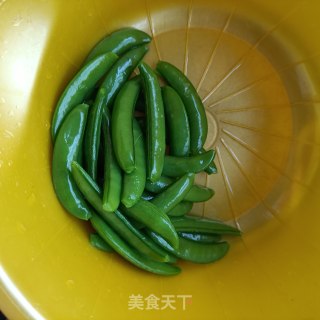 腊猪舌炒甜豆步骤7