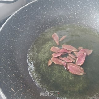 腊猪舌炒甜豆步骤9