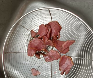 腊猪舌炒甜豆步骤11