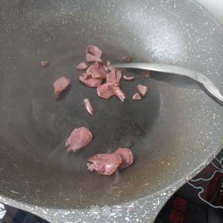 腊猪舌炒甜豆步骤13