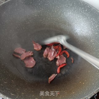 腊猪舌炒甜豆步骤14