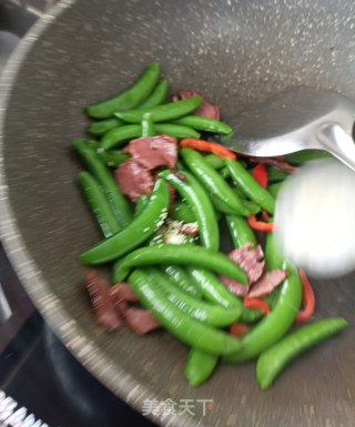 腊猪舌炒甜豆步骤18