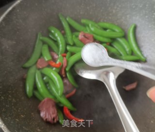 腊猪舌炒甜豆步骤16