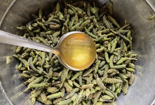 小米椒蒜苔蒸炒楮桃穗步骤4