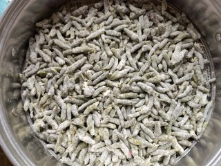小米椒蒜苔蒸炒楮桃穗步骤7