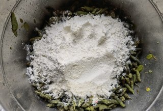 小米椒蒜苔蒸炒楮桃穗步骤5