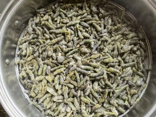 小米椒蒜苔蒸炒楮桃穗步骤8