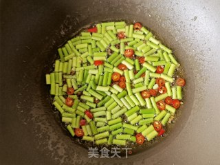 小米椒蒜苔蒸炒楮桃穗步骤13