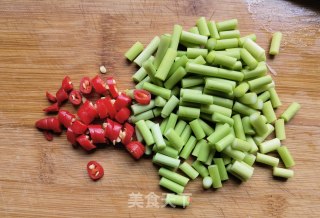 小米椒蒜苔蒸炒楮桃穗步骤11