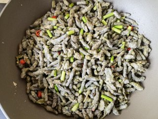 小米椒蒜苔蒸炒楮桃穗步骤15