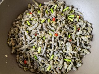 小米椒蒜苔蒸炒楮桃穗步骤16
