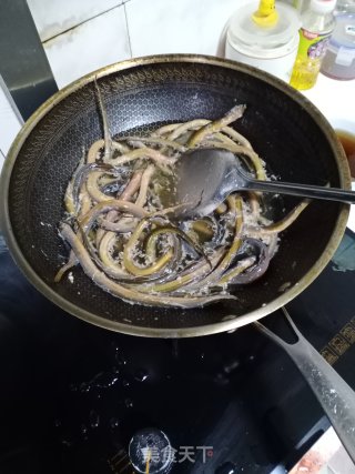 荞头爆炒盘龙黄鳝步骤1