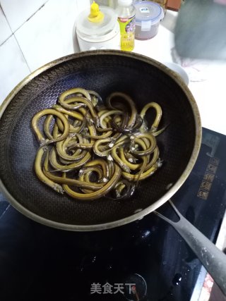 荞头爆炒盘龙黄鳝步骤5