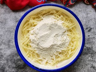 蒜瓣辣椒蒸炒土豆丝步骤5