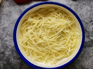 蒜瓣辣椒蒸炒土豆丝步骤4