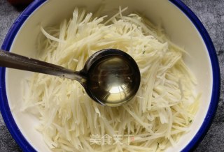 蒜瓣辣椒蒸炒土豆丝步骤3