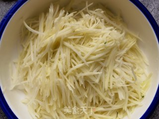 蒜瓣辣椒蒸炒土豆丝步骤2