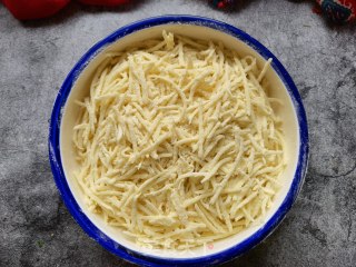 蒜瓣辣椒蒸炒土豆丝步骤6