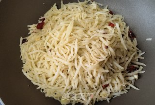 蒜瓣辣椒蒸炒土豆丝步骤15