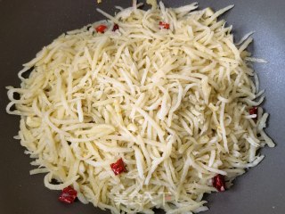 蒜瓣辣椒蒸炒土豆丝步骤13