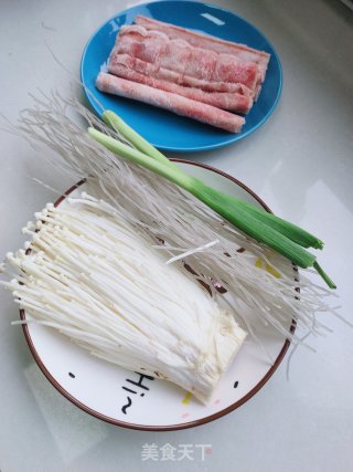 红薯粉酸汤肥牛步骤1