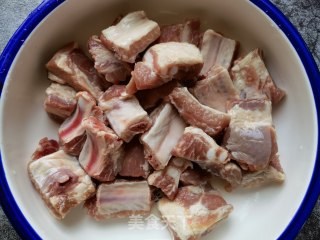 糯玉米莴笋炖排骨步骤1